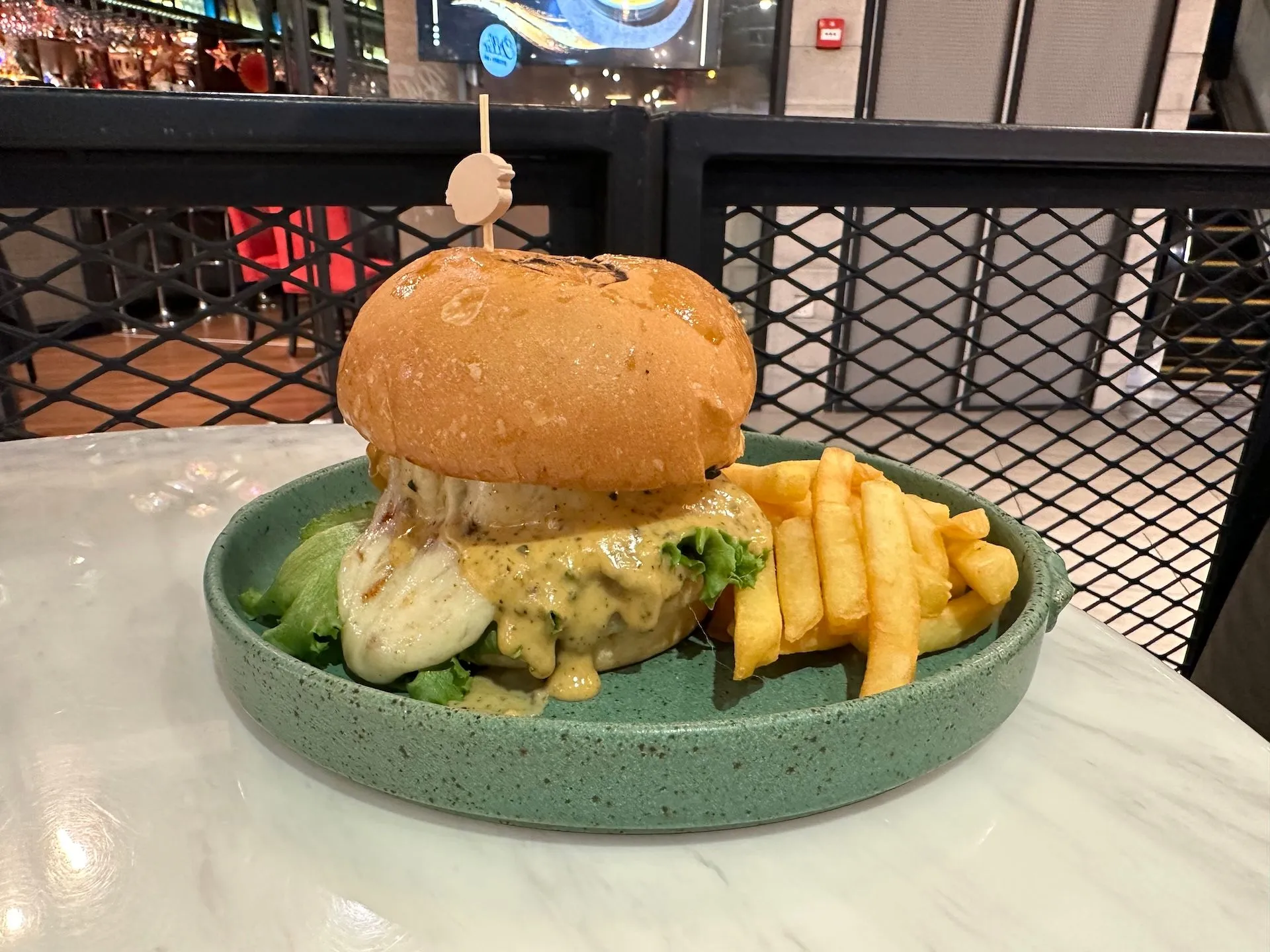 Vintage Cheese Burger at Ollie Kitchen & Bar⁣